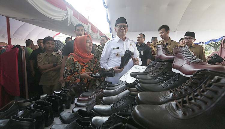 Gubernur Banten Wahidin Halim Membuka Bazar Pasar Murah Di Lapangan KP3B